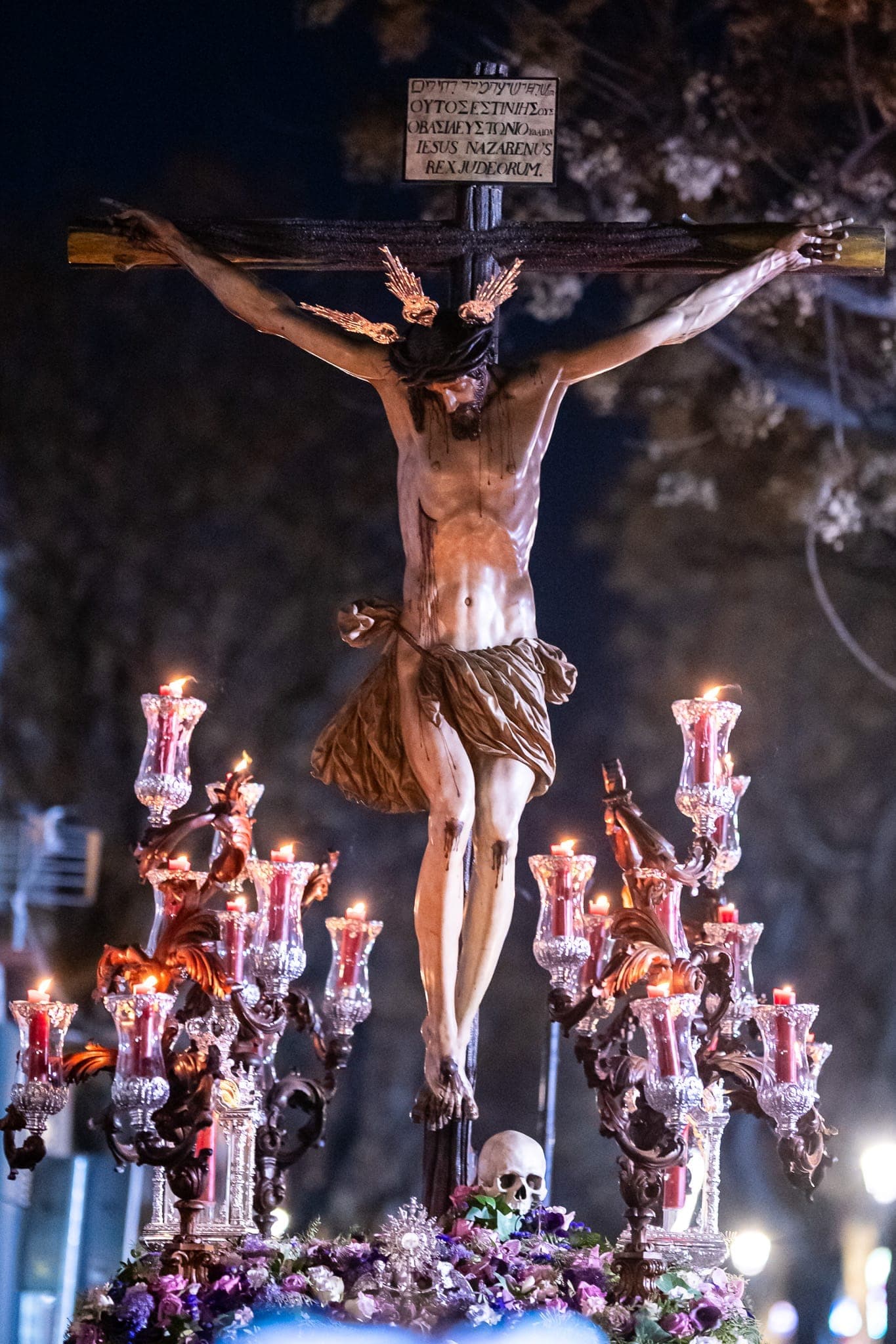 Crucificado, fotografía de procesión en Sevilla