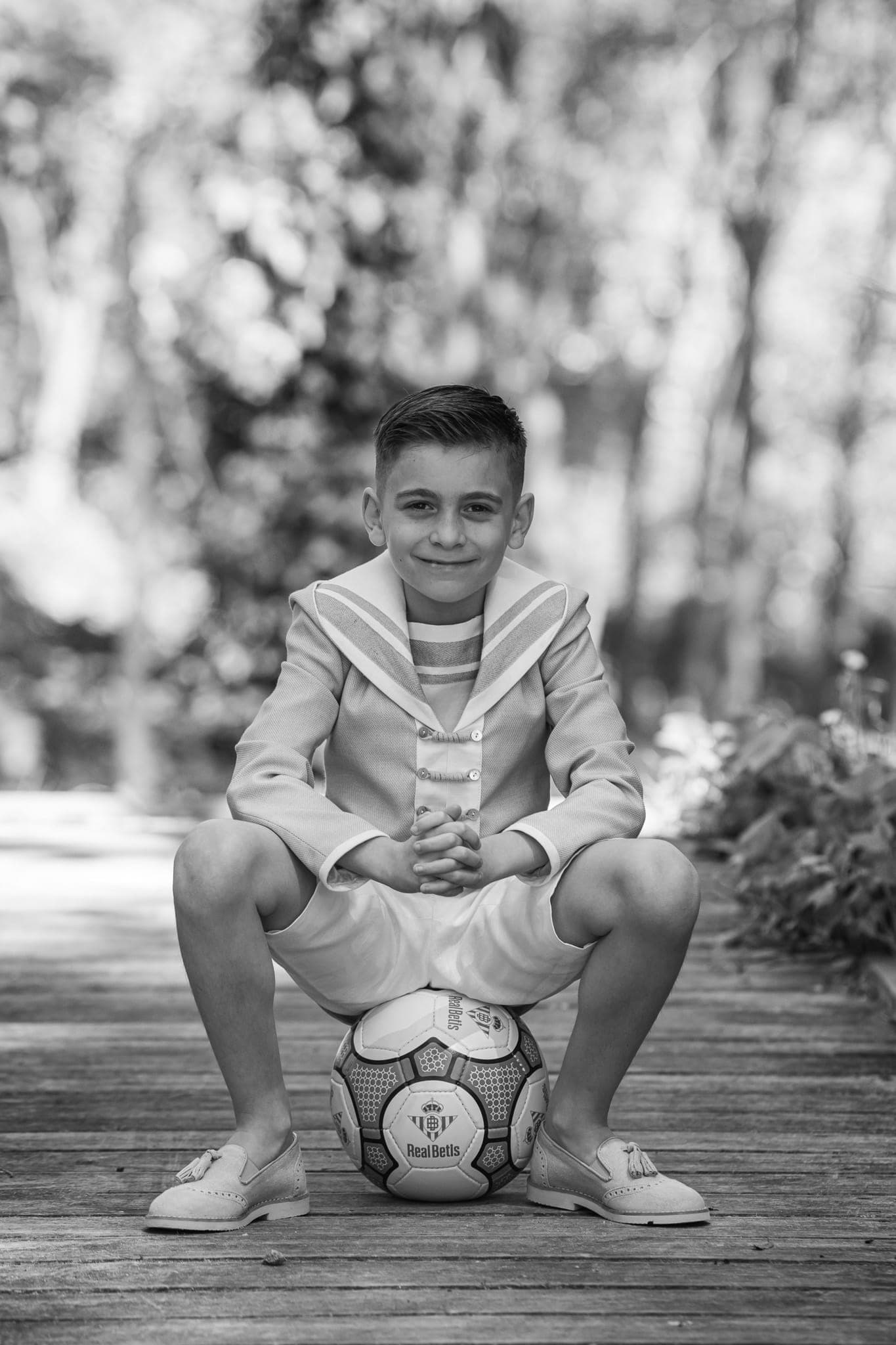 Fotos de comunión de niño con traje en exteriores de Sevilla — Fotografía Ruiz