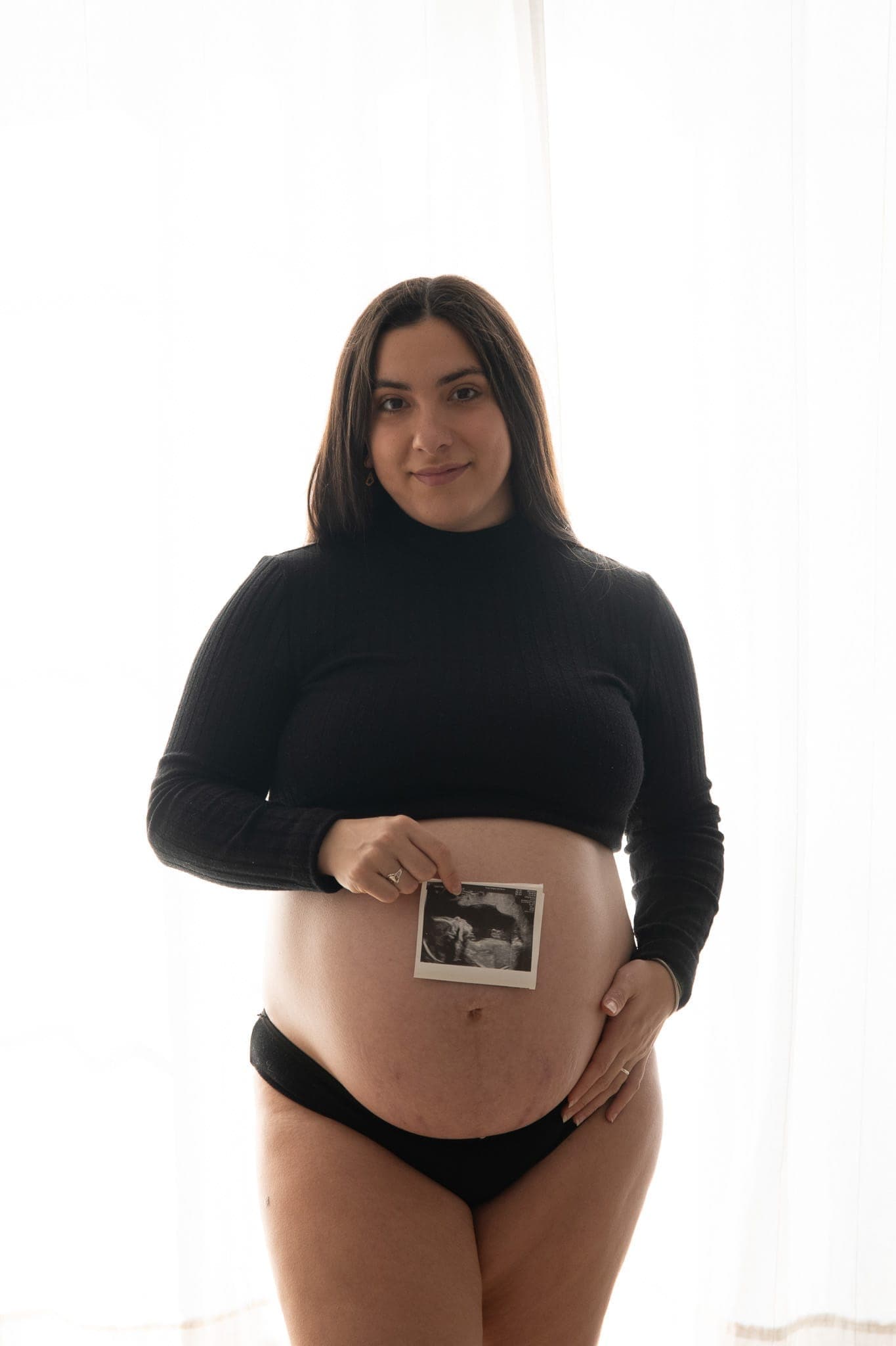 Foto estudio embarazadas en Sevilla — sesión premamá con fondo neutro, Fotografía Ruiz
