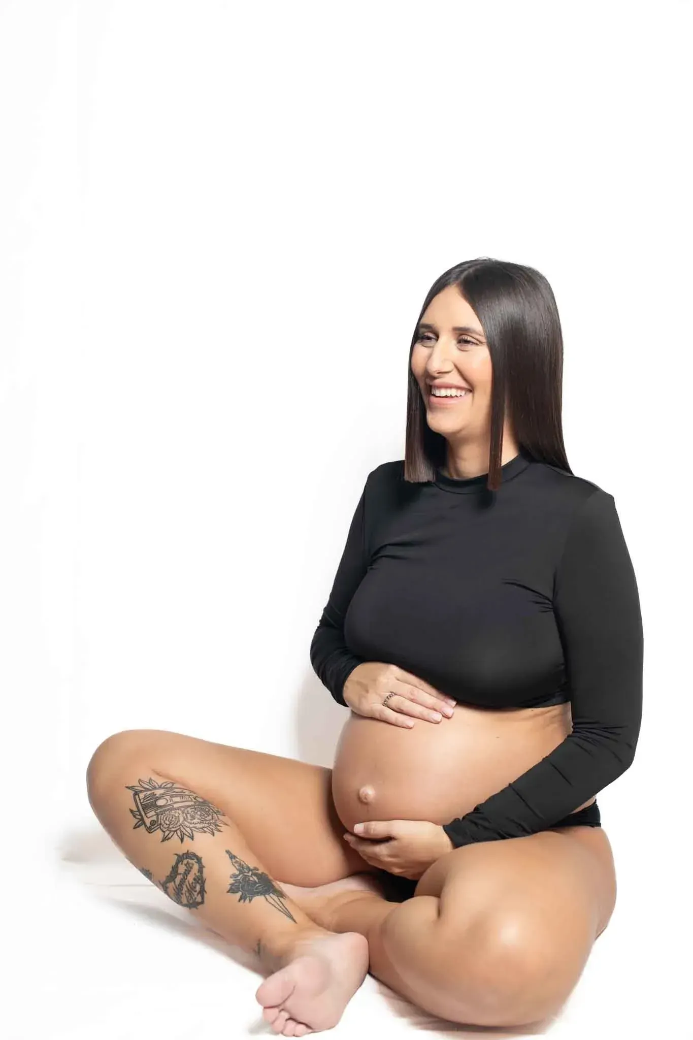 Sesión de fotos de embarazo en estudio en Sevilla — retrato premamá con luz suave