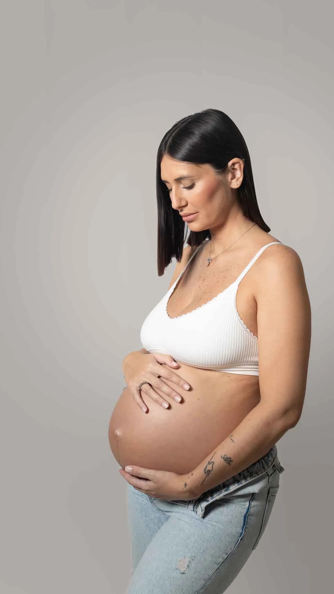 Fotos premamá en estudio en Sevilla — retrato de maternidad con luz natural