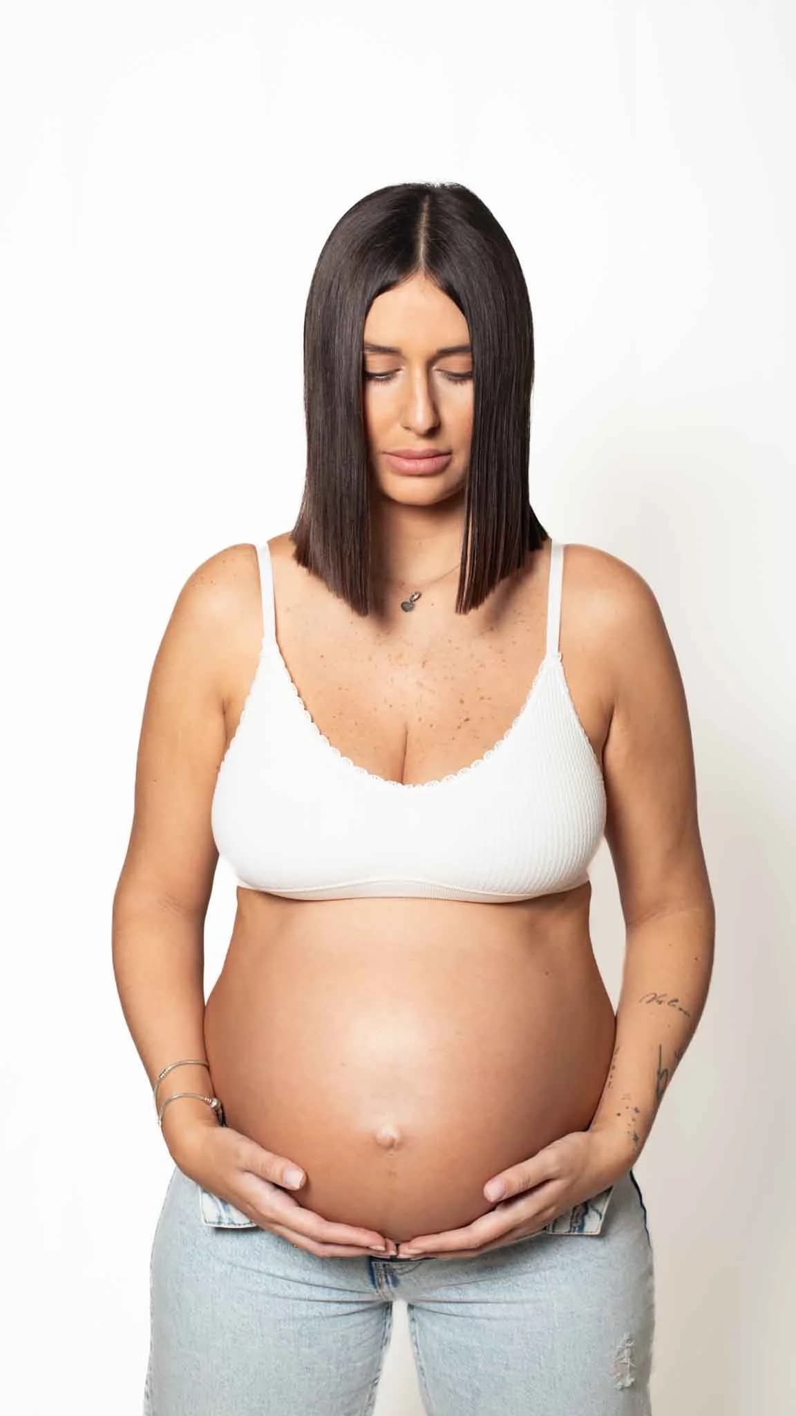 Sesión de embarazo en estudio en Sevilla — barriga en primer plano