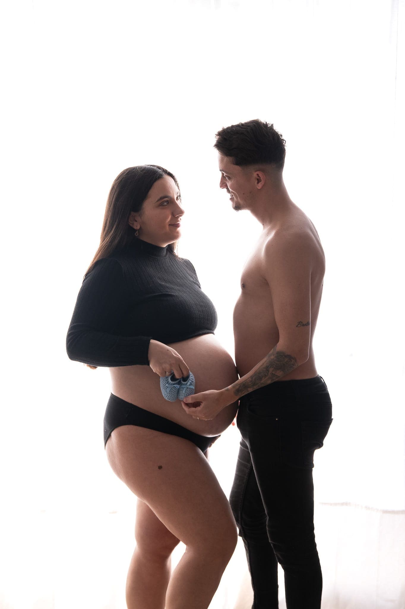Fotos de embarazo en pareja en estudio en Sevilla — futuros padres