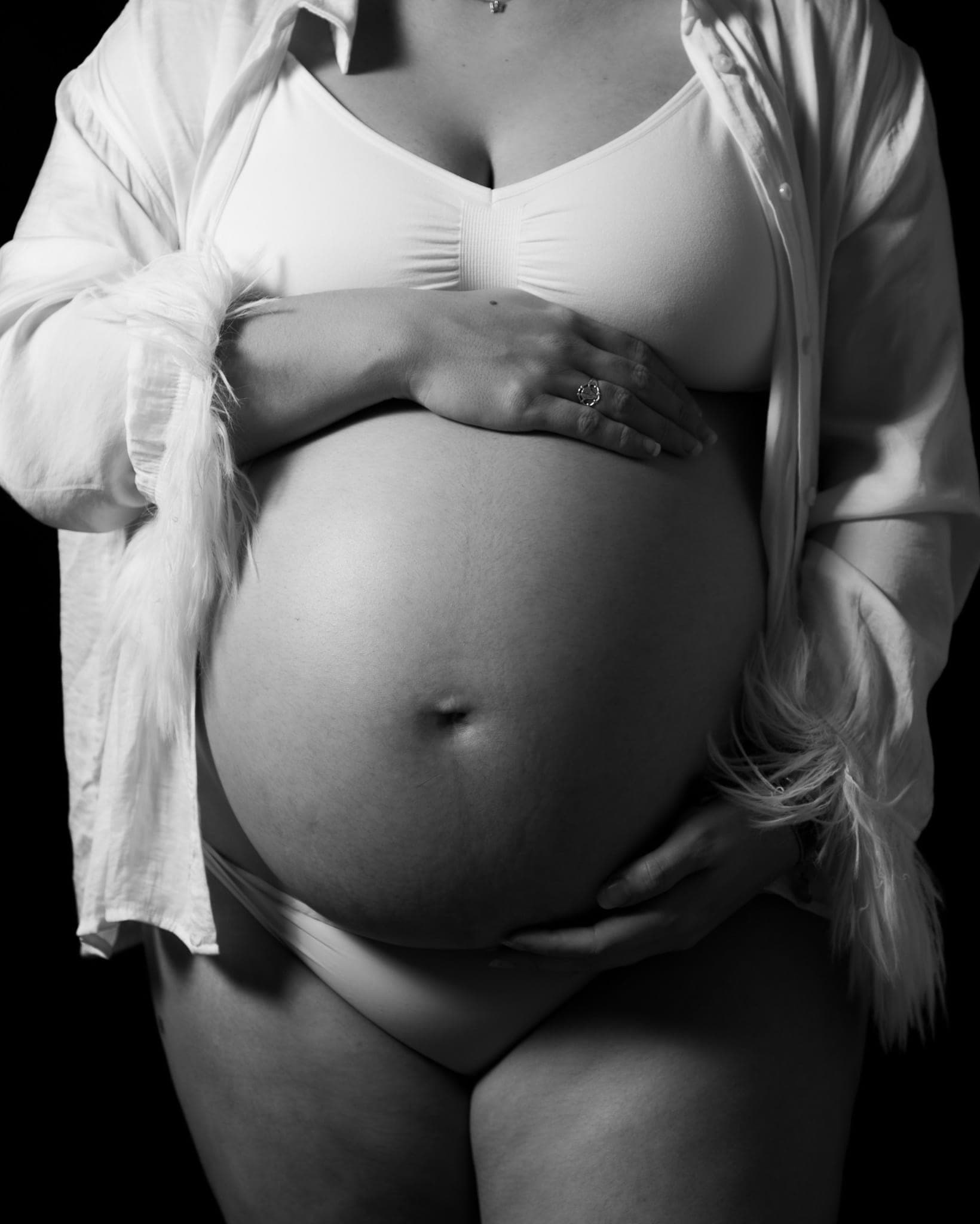 Retrato de embarazada en blanco y negro en Sevilla — fotografía premamá artística