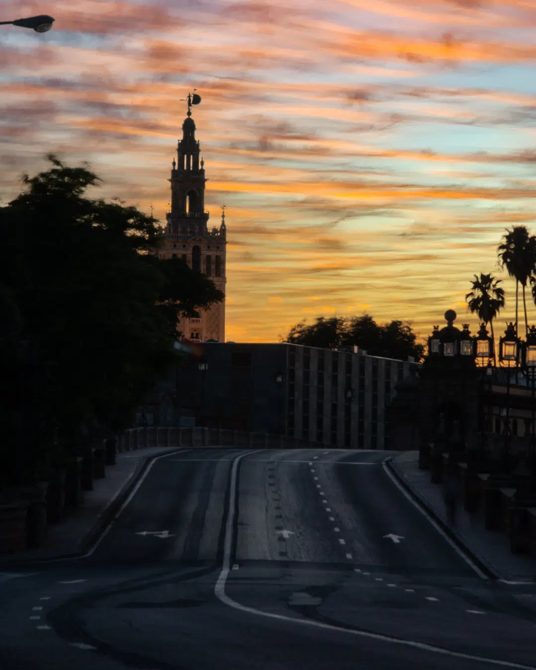 Vista de la Giralda al atardecer desde una calle de Sevilla