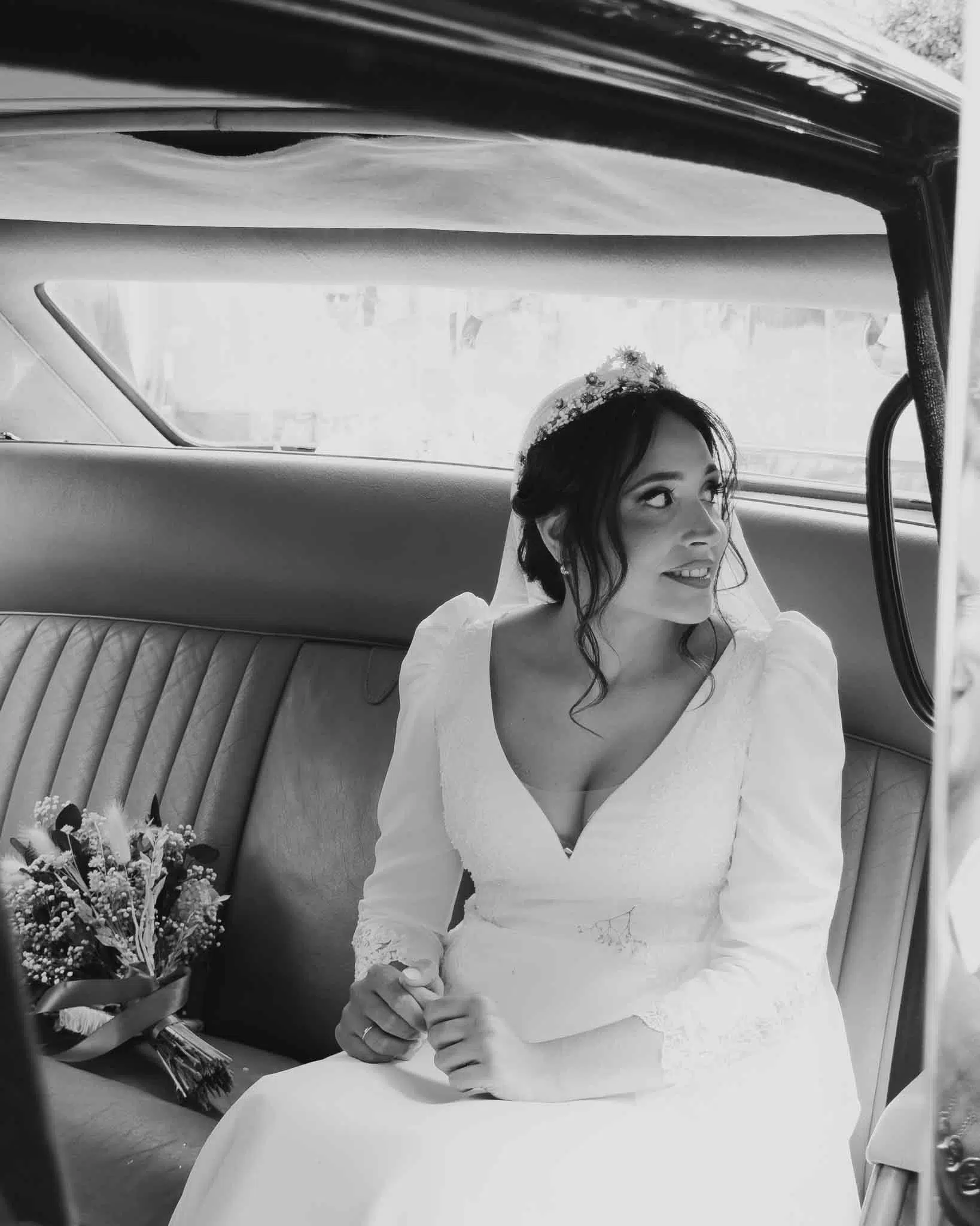 Novia en coche clásico durante un reportaje de bodas en Sevilla